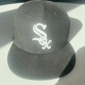 Jag säljer denna New era keps 59fifty. Jag köpte den för 3-4 månader sen och den är nästan oanvänd ni ser även måtten på en bild.