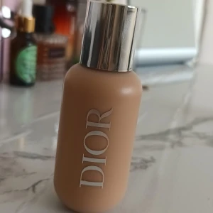 DIOR Backstage Face & Body Foundation - Hej säljer min DIOR  Backstage Face & Body Foundation i färg 2,5W. Jag köpte från Kicks frör 520kr. Men säljer for 400kr. Den är använd 1 gång men den passar inte till mig.