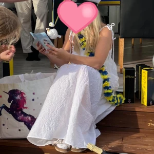 Studentklänning  - Säljer min klänning som jag hade på min mottagning! Otroligt fin och enbart använd 1 gång och är som nyskick. Perfekt för dig som vill ha en lång mottagnings klänning❤️