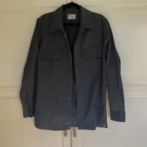 Levis skjorta - Säljer denna Levis skjorta som är mycket använd men i jätte fint skick🤩