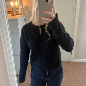 Svart kofta  - Säljer denna svarta kofta från Gina tricot då den inte längre används. Perfekt till hösten