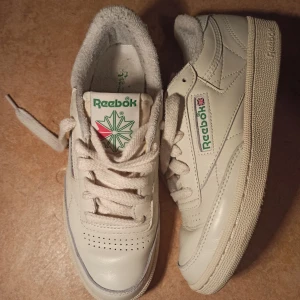 Sneakers reebok - Off white reebok sneakers. Som nya då de är för små för mig.