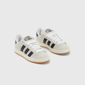 ⭐️Adidas Campus 00:s⭐️ - Säljer dessa skit snygga beigea Adidas campusen som är i bra skick:) Storlek 39&1/3 Använda fåtal gånger och säljer pga att de tyvärr  inte kommer till användning. Hör av er vid funderingar🤗