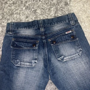 Low waisted jeans  - Säljer mina supersnygga low waisted jeans pga att de inte passade🥲 köpte dom här på Plick. Ena knappen saknas men det är ingenting som märks. Annars är de i jättebra skick. De passar på alla som är  mellan 158-172. Beroende på preferens vid passform💘