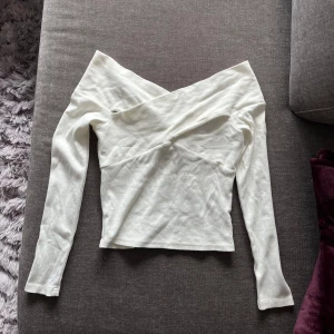 Vit topp - Söt topp från Bikbok i stl XS, bra skick💕säljes då den inte kommer till användning💕