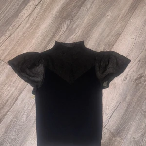 topp från zara - snygg topp från zara , sparsamt använd ❤️