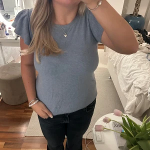 Bondelid stickad topp - Supersöt stickad topp från Bondelid. Volanger på ärmarna. Köpt för några år sedan och använd ett fåtal gånger.  