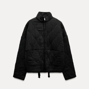 Zara jacka - Vadderad zara jacka som är väldigt trendig just nu, känns inte riktigt som jag därav säljer jag den Köpte för 859kr❤️‍🔥 Köptes förra veckan så inprincip ny  Sista bilden är samma jacka fast en annan färg så ni ser passformen