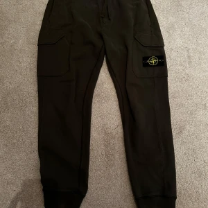 Helt nya Stone Island byxor  - Tja! Säljer dessa byxor då dom inte används längre. Har nog använt dom max 2 ggr. Det är ett par mörkgröna mjukis cargo byxor. 