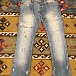 Dolce and gabbana  - Feta jeans med skön flare köpte på vinted mått 45x110cm