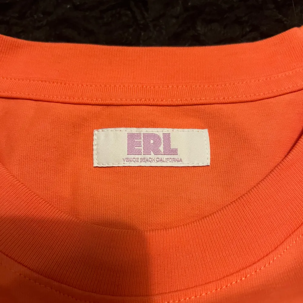 Säljer en cool orange/rosa t-shirt från ERL med OS loggan. Tröjan är kortärmad och har en oversized passform. Tjockt och lyxigt material. Den är mer rosa i verkligheten men svårt att få på bild! Strl M men passar L. Skicka gärna frågor eller offers!. T-shirts.