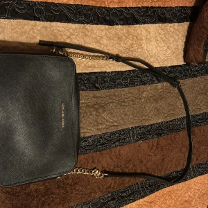 En helt ny Michel kors väska. Jätte fin och jätte 👍 den är så klart äkta och ny pris är 2000. Priset kan diskuteras  - Den är jätte snygg och är oanvänt har många fickor och den är för tjejer. 