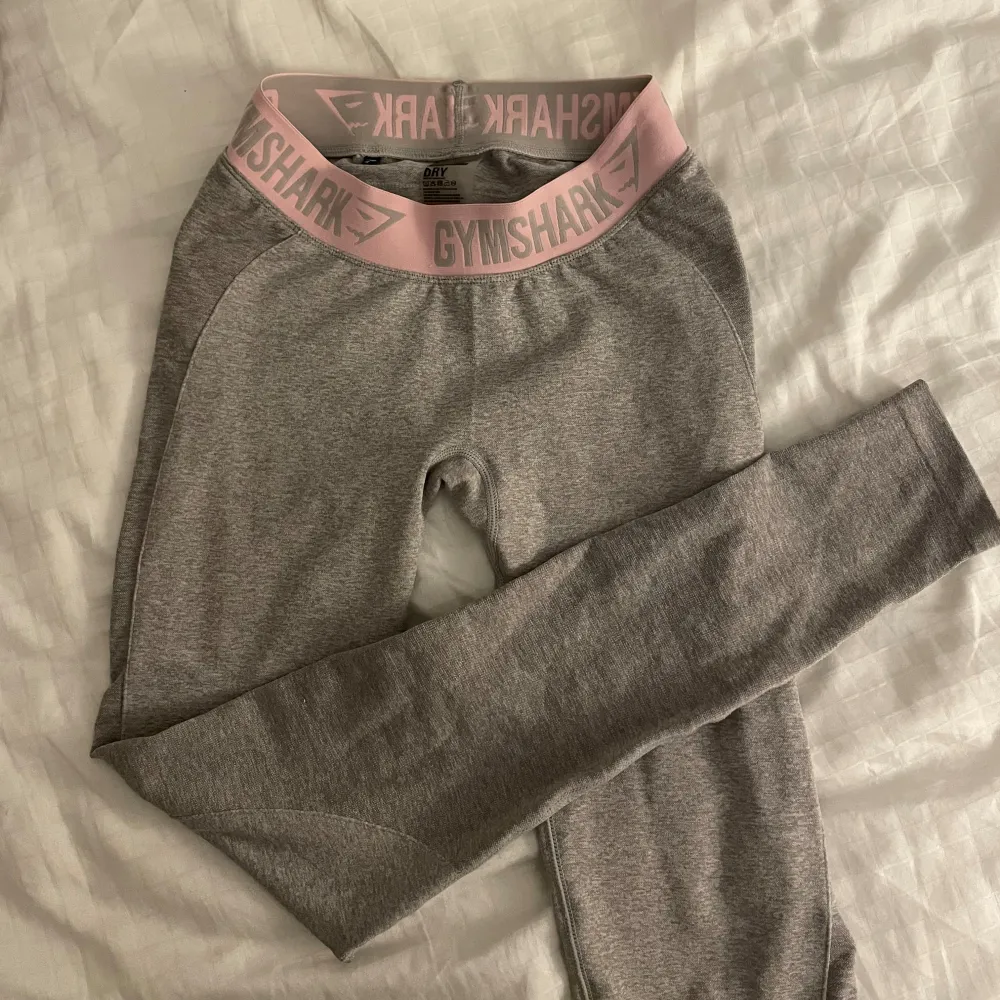 Jättesköna träningstights ifrån Gymshark💕💕de är lite ljusare i verkligheten . Sportswear.