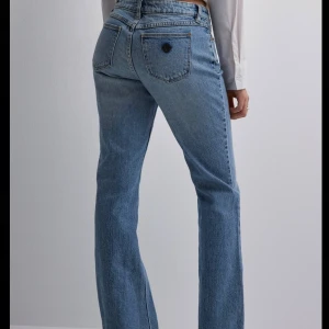 Abrand jeans, modell A99 low boot Felicia  -  abrand jeans, köpt i juli, i storlek W25 passar mig me lite större lår osv och är 157cm för lite referens, passar  även nån lite längre!!, fint och bra skick förutom ett litet hål som knappt syns i en utan bakfickorna 🥰.Nypris är 999kr