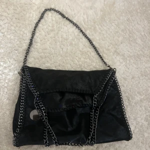 Väska - Stella McCartney liknande väska i svart med fint skimmer, väskan är utan några defekter och säljs för 250kr💕