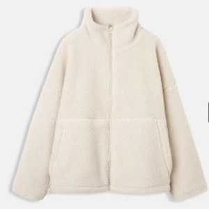 Teddyjacka  - Beige teddyjacka från Carin Wester som knappt är använd💕💕