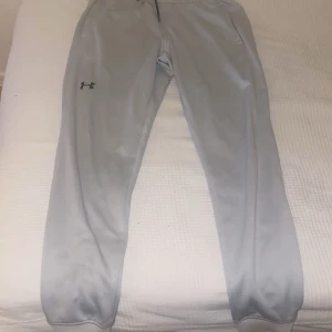 Under armour  - Helt ny under armour mjukis som är i nyskick och som är knappt använd. En väldigt fin mjukis som samlar på sig otroligt många komplimanger och som är en väldigt mjuk och bekväm mjukis.