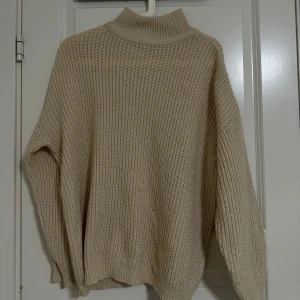 Stickad tröja - Superskön tröja. Perfekt nu inför hösten 🍁🍂☕️