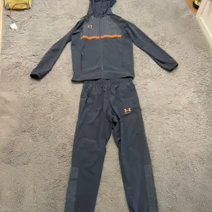 Fräsh under armour Tracksuit, jätte bra skick och väldigt fin och unik.