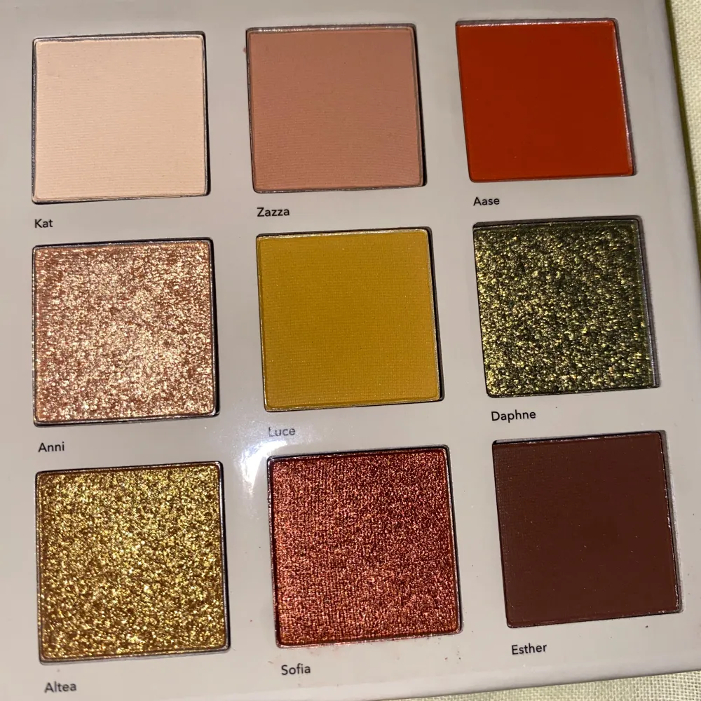 LH Cosmetics creator palette. Helt oanvänd fick i present men passade inte mig, kostar 500 ny men säljer för 350. Skönhet.