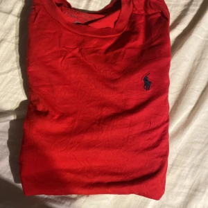 POLO Ralph Louren tröja - Säljer denna tröja för den är för liten för mig. Långärmad röd Ralph louren tröja.