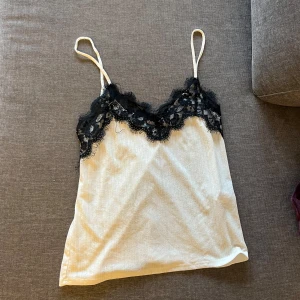 Spets linne - Jättefint linne i spets i stolek S från Zara, bra skick💕perfekt både till fest och vardags💕säljes då det inte kommer till användning längre💕
