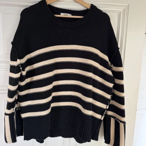 Stickad dagmar tröja - Jättefin stickad dagmartröja!! Tjock och mjuk i materialet. Sparsamt använd så den är lite för kort för mig🤗