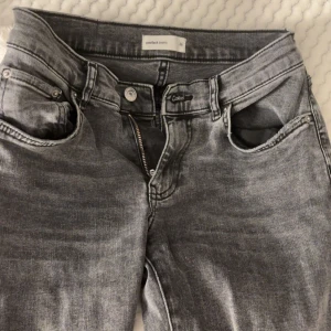 Lågmidjade jeans  - Säljer dessa super fina lågmidjade byxorna från Gina, använda max två gånger (nyskick) säljer då dom inte kommer till användning, pris kan diskuteras vid snabb affär 