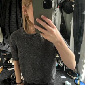 Mörka tjock stickad t-shirt - En tjock mörkgrå stickad T-shirt från ZARA i storlek s