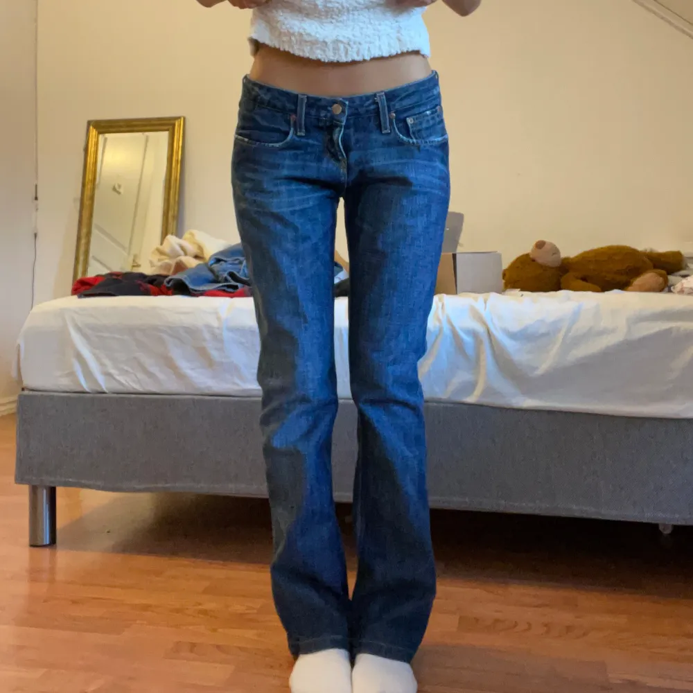 Lågmidjade bootcut jeans från lee. Midjemått 40cm, innerbenslängd 79cm. ❤️ . Jeans & Byxor.