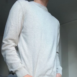 Oscar Jacobsson Tröja - Säljer en Oscar Jacobsson tröja som knappast är använd. Storlek M!