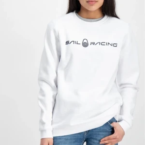 Vit sail racing hoodie - Säljer denna vita sail racing hoodien i storlek 140,  Hör av er vid intresse eller frågor.