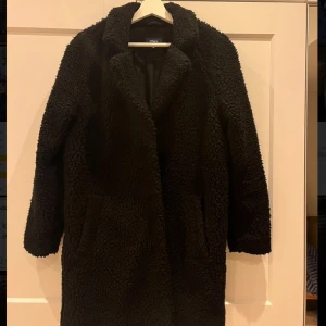 Lång teddy jacka - Jättefint skick! Använd fåtal gånger då den är för stor.