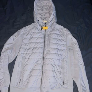 Parajumper vår jacka - Helt ny parajumper jacka köpt i fjol inte använd så jätte mycket originella priset låg runt 3600kr vårat pris är 2200kr vi tar gärna byten och priset är inte hugget i sten   Jackan är i storlek L men passar även M