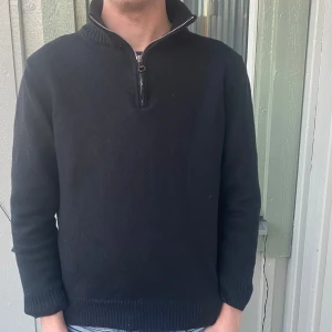 Oscar Jacobsson Halfzip - Oscar Jacobsson Halfzip i väldigt bra skick! Lite mindre i storlek än vad L brukar vara! Pris kan diskuteras vid snabb affär!