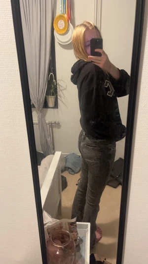 Low waist hm - De är storlek 170 men passar mig som är i 169 typ ocy brukar ha S. Ny pris 250-350 tror jag 