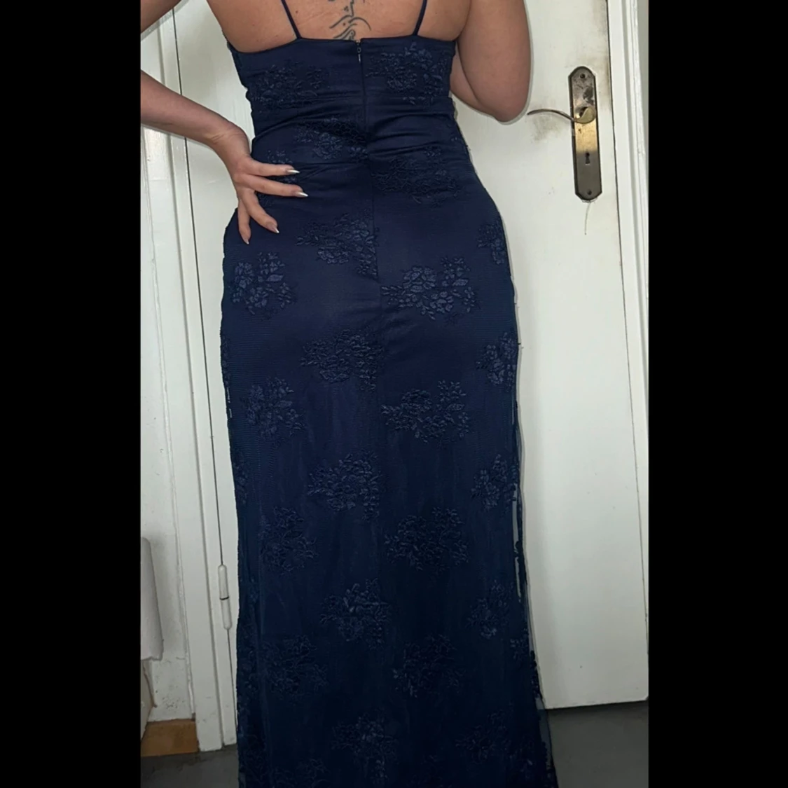 Mörkblå spetsklänning med slits - 90