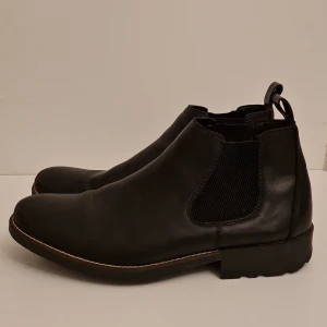 Reiker Chelsea Skor Strl 46 - Märke: Reiker Strl: 46 Säsong: Höst/Vinter Skick: Använd minst 4 ggr, ej synligt Nypris: ~750 kr Vid Intresse: Polerad och rengjord
