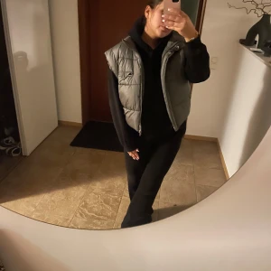 Väst - Fin väst, använd få gånger, kort i armarna och kort i modellen. Från claire rosé X NA-KD 