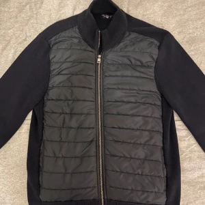 Cardigan Jimmy sanders - Hej! Säljer denna fina cardigan i väldigt fint skick förutom dom små märkena som du kan se på bild 3 men i verkligheten tänker man knappt på dem! Denna cardigan är helt slutsåld överallt! Skriv vid lilla minsta fundering!!