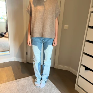 Filippa K jeans - Säljer dessa supercoola och slutsålda jeansen från Filippa k i Stl 38, superfint skick! Nypris 3000kr