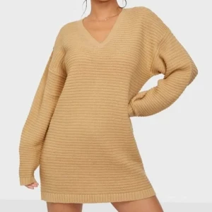 Missguided klänning - Missguided v neck ribbed dress Helt ny, helt oanvänd. (Tagg finns kvar) Färg: Camel Storlek: 34/36 