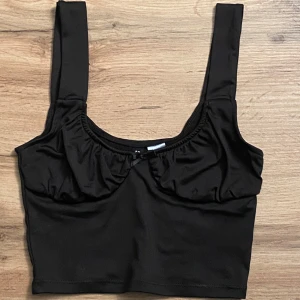 svart topp - stretchig svart topp i bra skick!