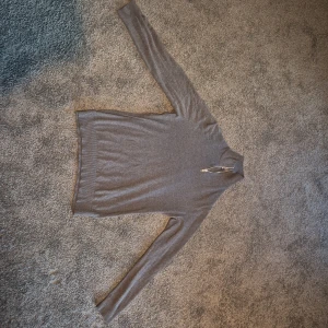 JACK & JONES Half Zip Grå - Grå Half Zip från JACK & JONES i Mycket bra skick  Kan fraktas spårbart via PostNord