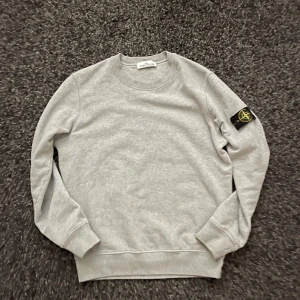 Stone Island grå sweatshirt  - En snygg och fräsch tröja som är använd fåtal gånger.   Skick: 9/10    Nypris: 3000kr  Modellen är 183cm lång 