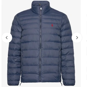 Raulph lauren jacka - Säljer denna snygga raulph lauren jackan. Knappt använd i storlek S. Skriv för fler bilder! Pris kan diskuteras vid snabb affär.