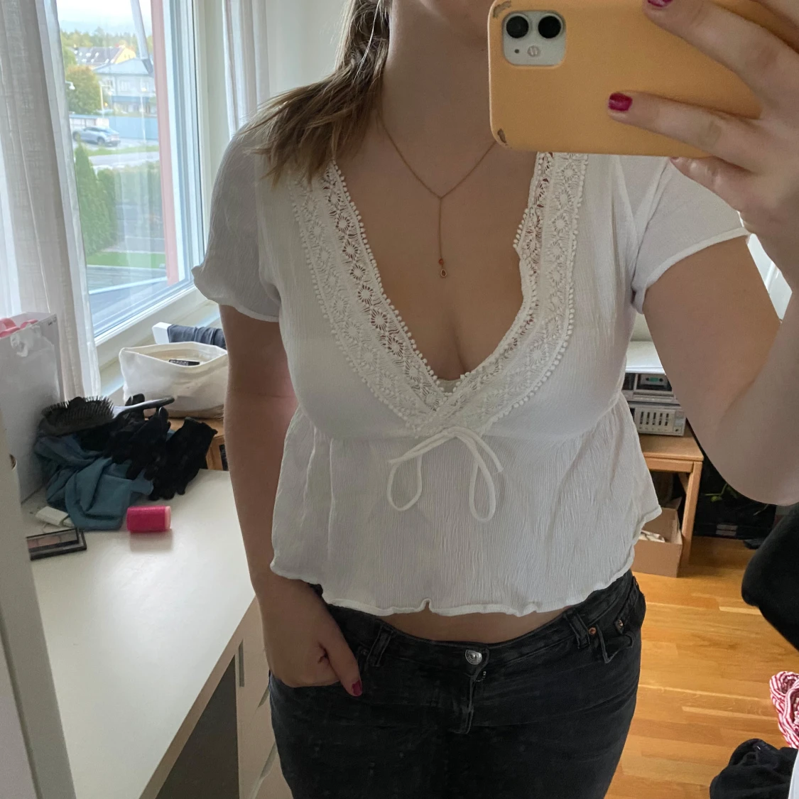 Vit blus med spetsdetaljer - 90