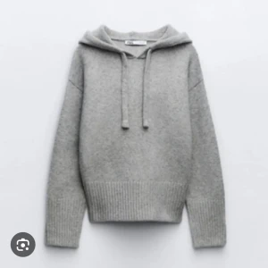 Stickad tröja - Jag säljer denna tröja i strl M eftersom den inte kommer till användning längre. Den är ändå lite använd, lite nopprig, men tycker inte det märks så mycket. Kom privat för frågor och fler bilder!💞