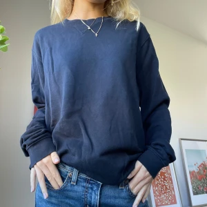Darkblue Sweater - Säljer denna mysiga mörkblåa tjocktröjan i storlek L köpt från Dressman.💞