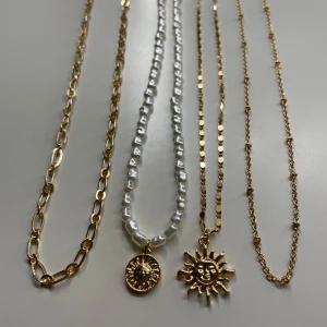 Fyra guldfärgade halsband  - Aldrig använt 